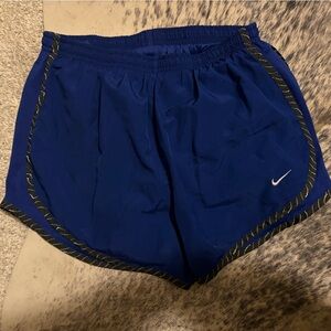women’s medium nike dri-fit shorts